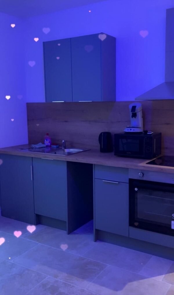 Room House – Image 6